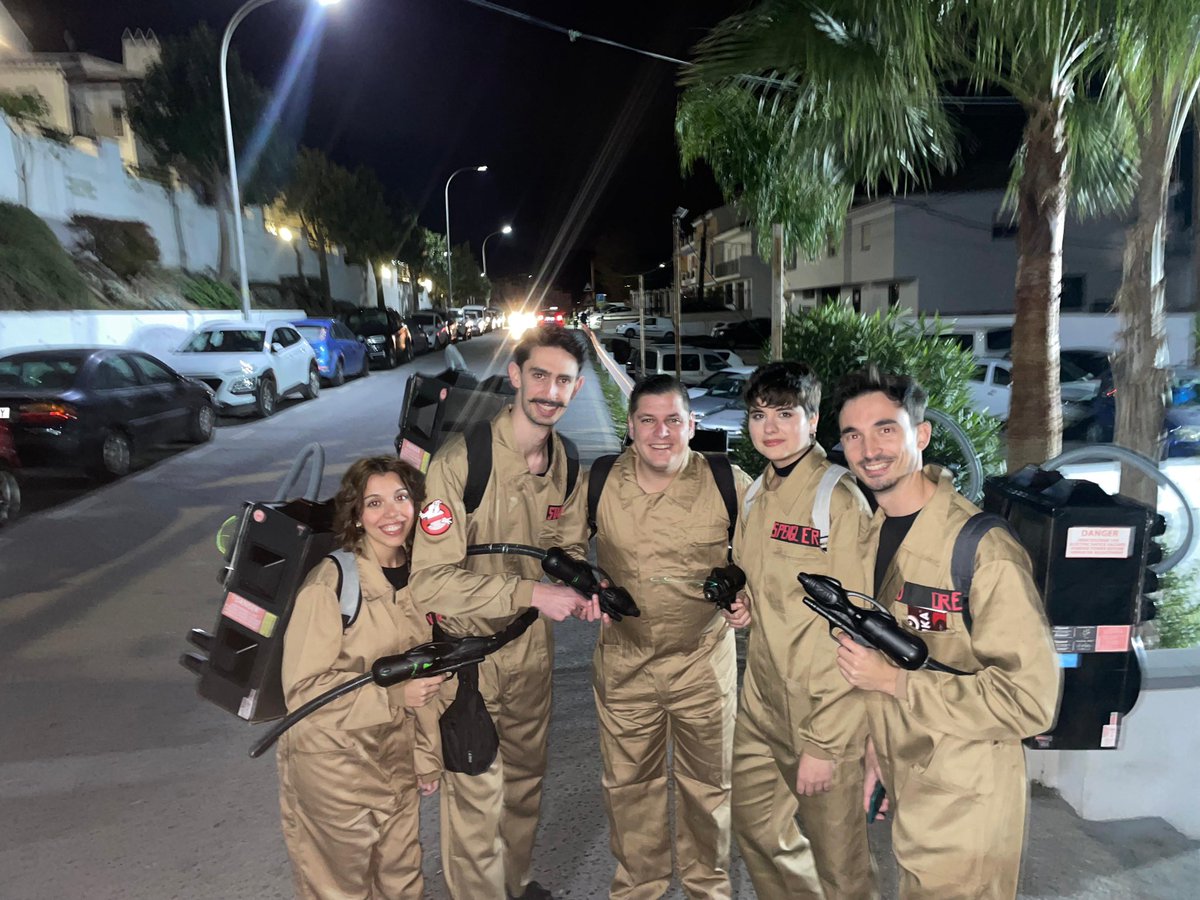 Amelianaranjo's tweet photo. Los Cazafantasmas os desean feliz año! 👻👻 Categoría de grupo y grupo espectacular 
@AytoCoin #NOCHEVIEJACOIN2023 https://t.co/dmcyfylpen