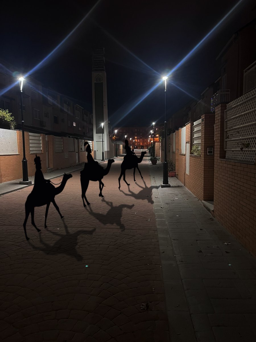 Almudory's tweet photo. Por ¿4º? año soy paje real oficial. Vuelve el #FotoALosReyesMagos que en su momento creó @gamusino. Pon una foto de tu calle y nosotros nos encargamos de incluir a los reyes para que mañana los más peques (y no tan peques) flipen en colores. 
Comparte para que llegue la magia. https://t.co/UkckjlMxek