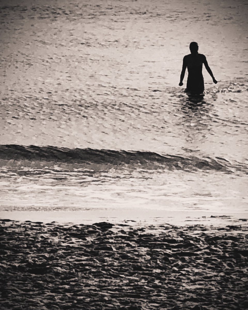 The brave swimmer 🏊🏼‍♂️
#blancinegre #bnwphotography #blackandwhitephotography #blackandwhite #bin #baw #byn #bnw #bnw_shots #bnw_greatshots #bnw_planet #bnw_photos #bnw_photography #monochrome #beach #platja #sitges #sitgesbeach