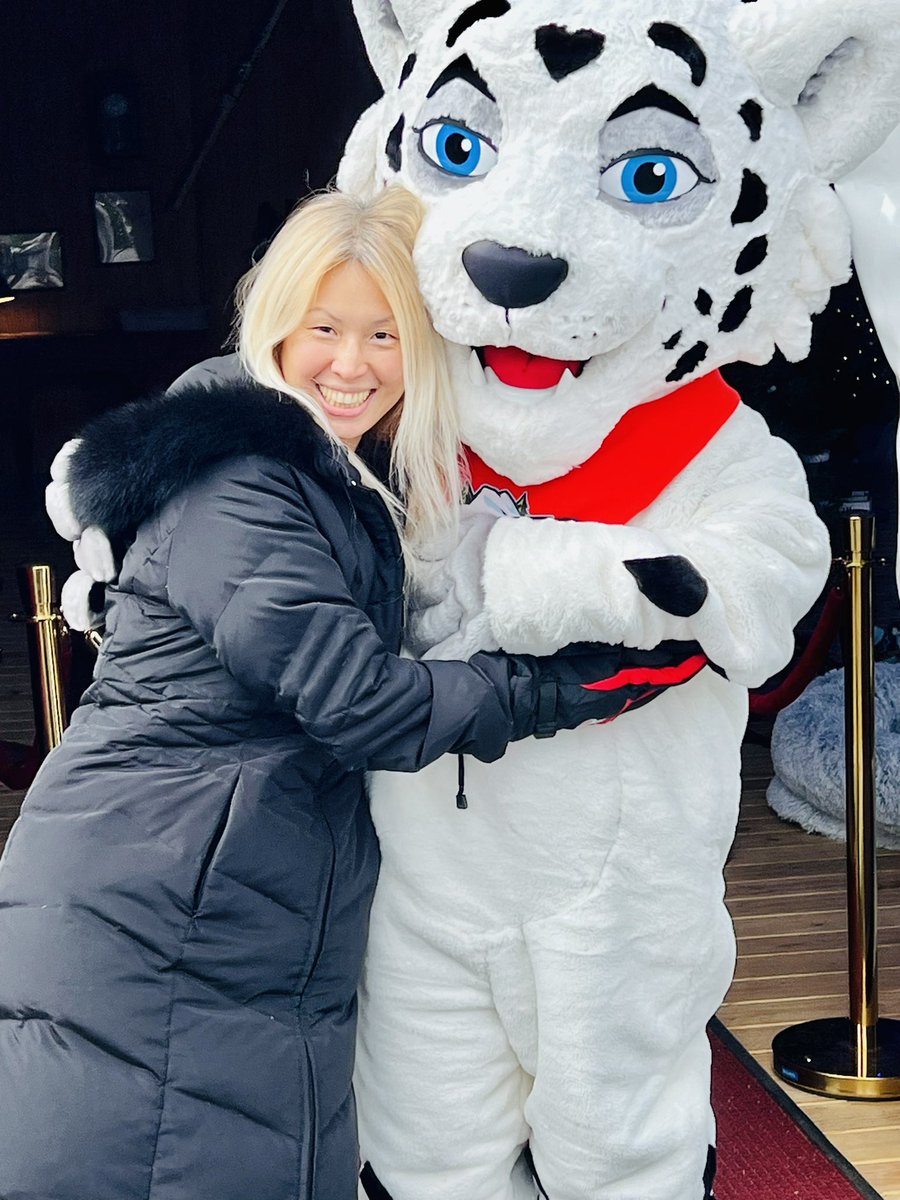 GamerGirlKitana's tweet photo. Don’t you wish I could give you a #winterhug soo cute!! #goodvibes for this #picture #pictureoftheday❤️ #gottalovetheholidayseason and now it’s time for #leagueoflegends #pcgamer #twitchstreamer #gamergirl #supportmain #carryme 🥰#ranked #summonersrift #casualplaythrough #live https://t.co/SLKD23zN4v