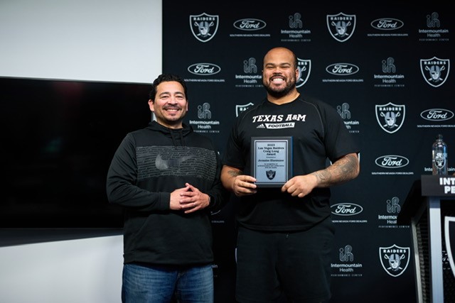 T Jermaine Eluemunor (@TheMainShow_) has been named the 2023 recipient of the Craig Long Award. Chosen by the Las Vegas chapter of the @PFWAwriters, the Craig Long Award is presented annually to the player who best exemplifies professionalism and collaboration with the media at…