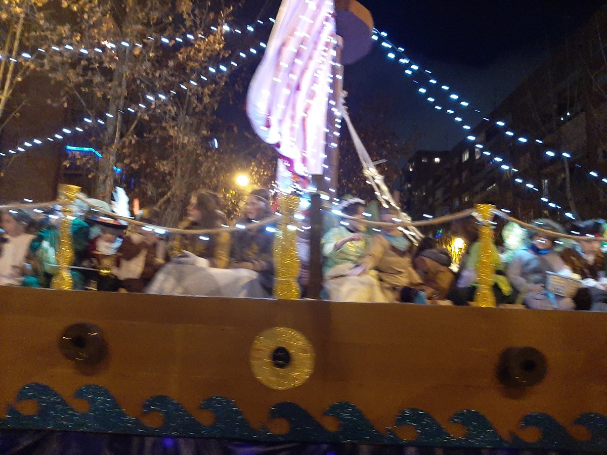 Las AMPAs del Alfredo Di Stefano y del Nuria Espert nos llevan a Nunca Jamás. 
Aquí no hay niños perdidos 😜, las niñas y niños, los piratas y hasta el cocodrilo están en la #CabalgataParticipativaHortaleza 🐊🧚