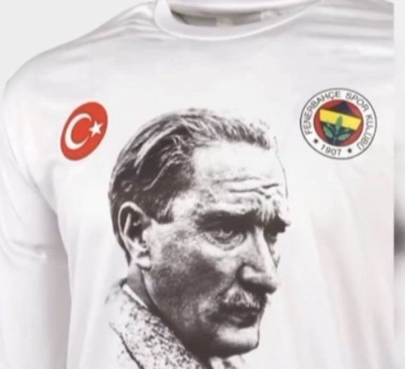 batuhancolak33's tweet photo. Fenerbahçe’nin Süper Kupa finalinde izin verilmeyen ısınma forması… https://t.co/cLWieAa3Lb