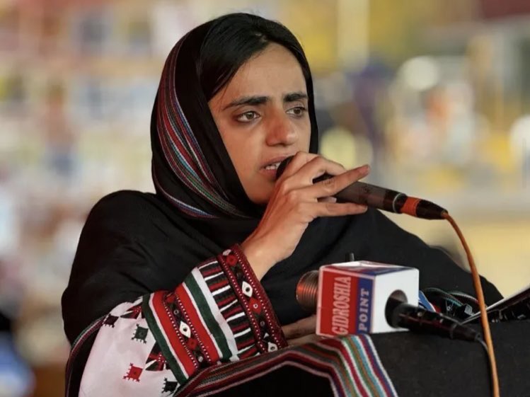SammiBaluch's tweet photo. سندھ میں ماہرنگ بلوچ کے خلاف مقدمے کا اندراج مقتدرہ قوتوں کی بوکھلاہٹ کو ظاہر کرتی ہے 
اس طرح کے حربوں سے آپ کسی مسلے کو سلجھانے کے بجائے اسے  مزید الجھا کر اپنے حصے میں مزید نفرتوں کے بیج بو رہے ہو ۔
جبری گمشدگیاں کرنے والوں کے خلاف مقدمات درج نہیں ہوتے جبری گمشدگیوں کے خلاف بولنے والوں پر مقدمات کا اندراج اس ملک کی آئین اور قانون کے ساتھ مزاق ہے 

 #MarchAgainstBalochGenocide