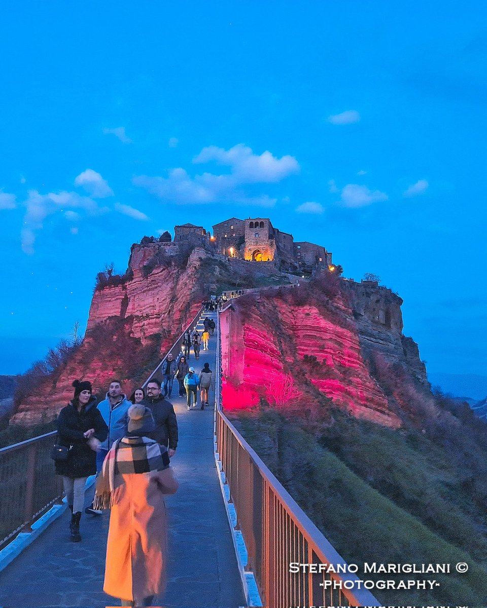 Buonasera da Civita di Bagnoregio, rosso di sera, bel tempo si spera!
#StefanoMariglianiPhotography
.
#bagnoregio #civita #civitadibagnoregio #borgo #borghi #borghiitaliani #borghitalia #italianvillages #heritage #hiking #italia #italy #lightingdesign #redlights #epifania