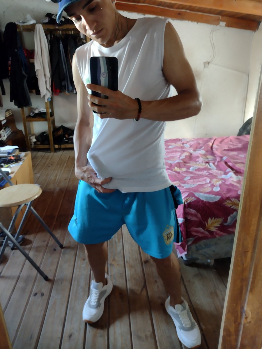 PibxRachet's tweet photo. Llegaron los turistas a las costa y tienen una hambre en la cola 🫡 Mucho cheto lindo, pero yo quiero comerme a un padre de familia tramposo 🥺 https://t.co/PRIAfTZqD2