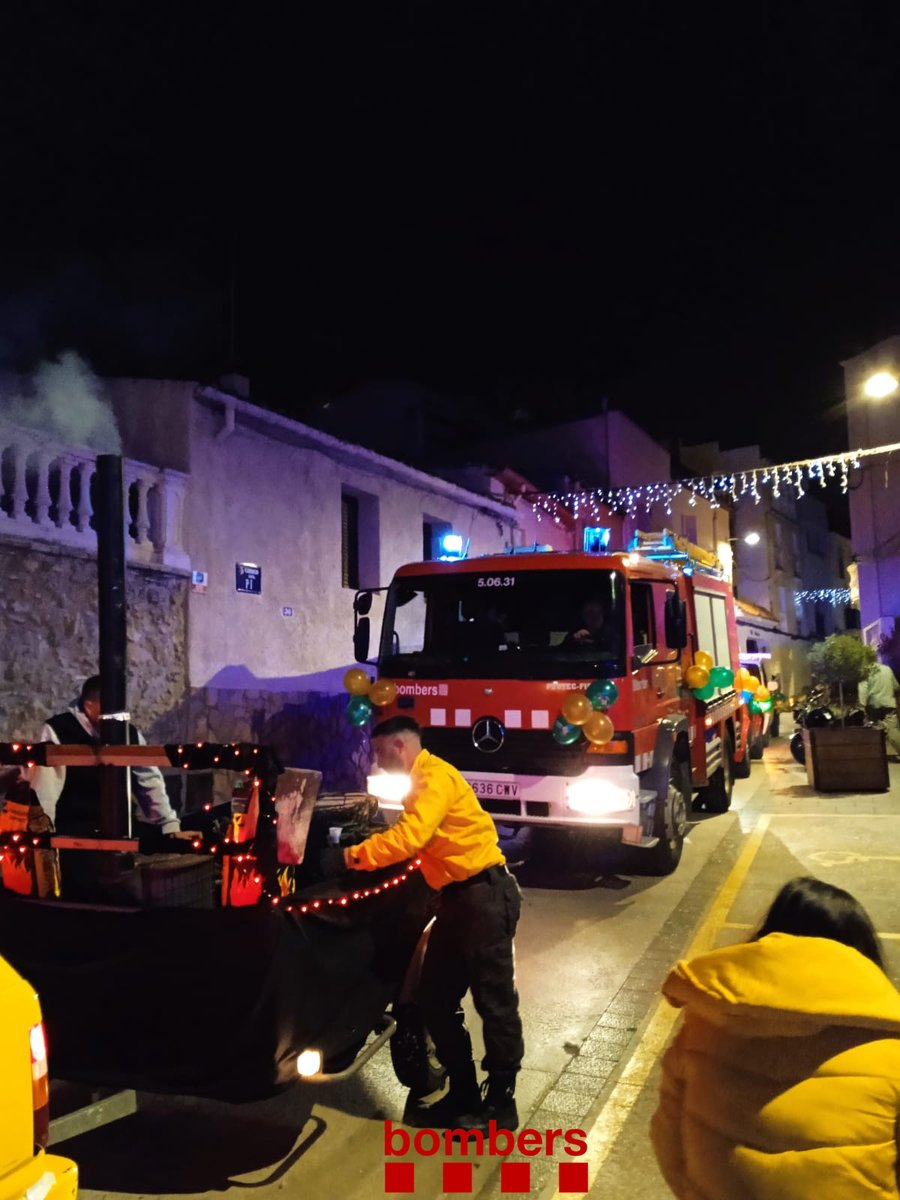 bomberscat's tweet photo. Els #bomberscat voluntaris de Gelida han acompanyat Ses Majestats els Reis d'Orient en l'arribada a la vila, aquest vespre. La cavalcada ha aplegat centenars de persones. La mainada no veia el moment de lliurar les cartes, plenes de desitjos. https://t.co/CAsvRznrho