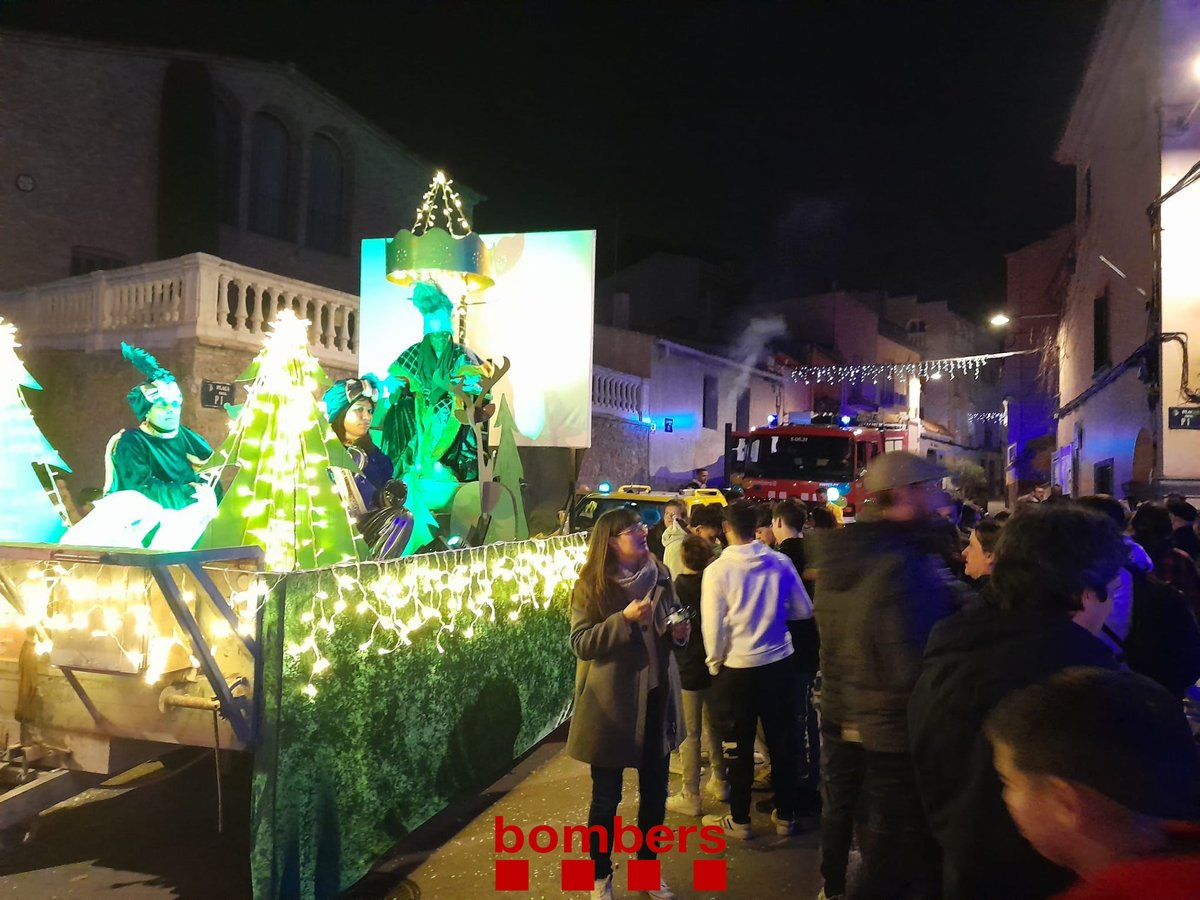 bomberscat's tweet photo. Els #bomberscat voluntaris de Gelida han acompanyat Ses Majestats els Reis d'Orient en l'arribada a la vila, aquest vespre. La cavalcada ha aplegat centenars de persones. La mainada no veia el moment de lliurar les cartes, plenes de desitjos. https://t.co/CAsvRznrho