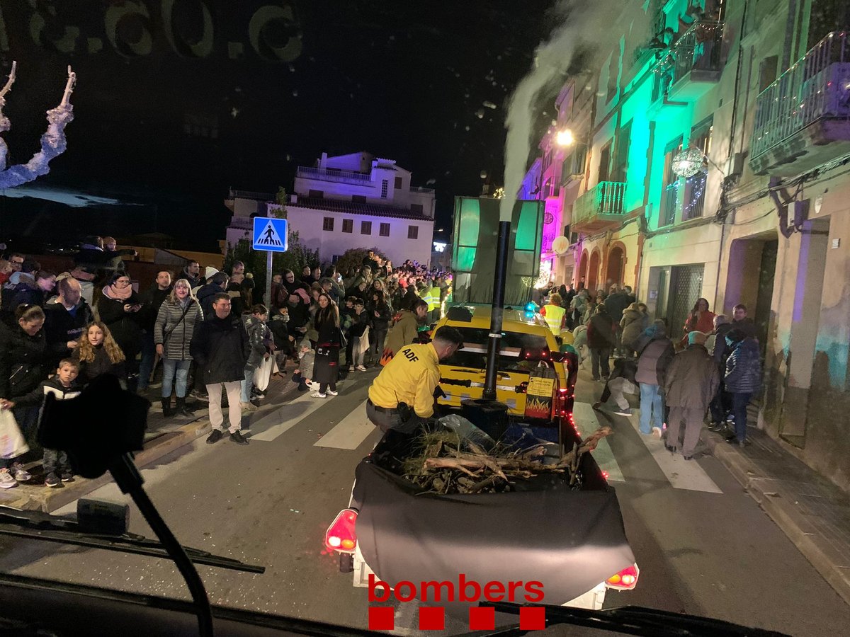 bomberscat's tweet photo. Els #bomberscat voluntaris de Gelida han acompanyat Ses Majestats els Reis d'Orient en l'arribada a la vila, aquest vespre. La cavalcada ha aplegat centenars de persones. La mainada no veia el moment de lliurar les cartes, plenes de desitjos. https://t.co/CAsvRznrho