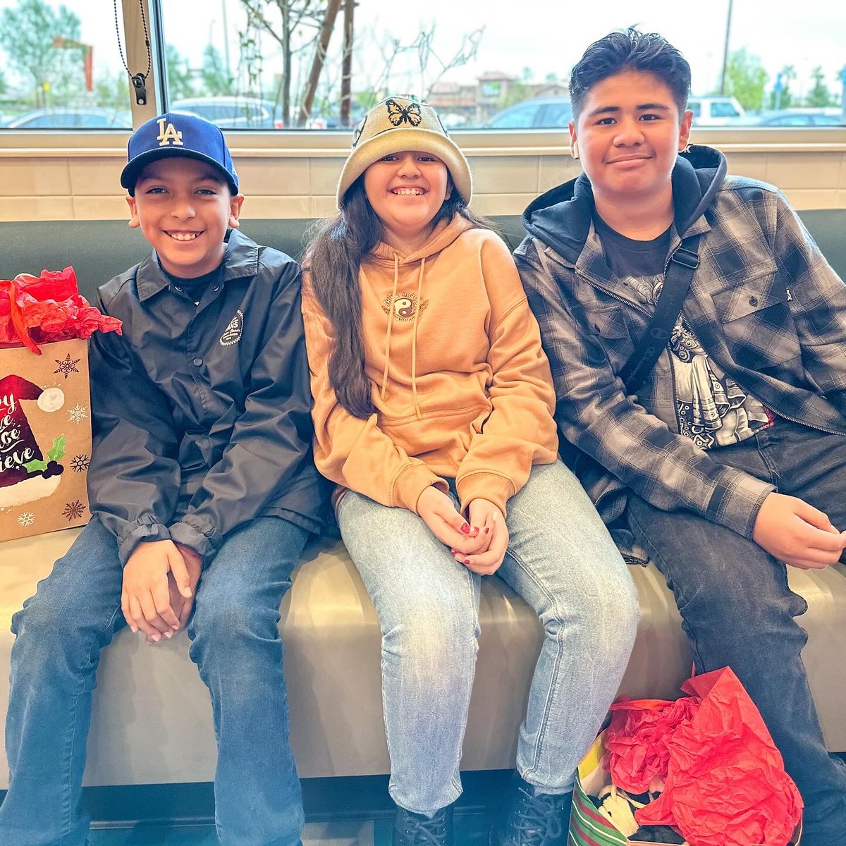 crystalcgar's tweet photo. Annual breakfast &amp; gift exchange with our favorite family! 🥞🎁♥️

What a difference a year makes, these kids need to stop growing. 🥺 https://t.co/jemVWS79pb