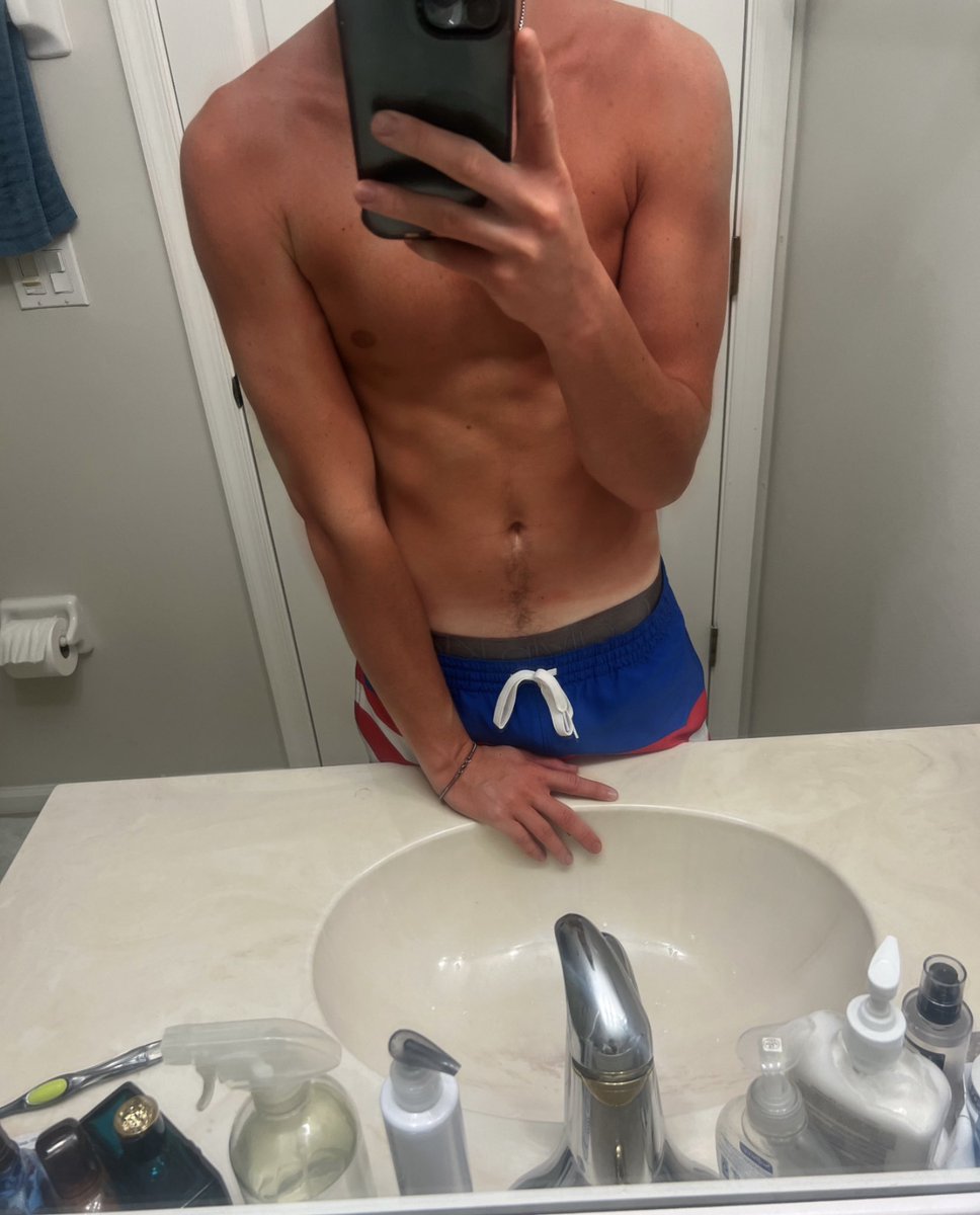 blakewes69's tweet photo. tan lines☀️#gayteen #bicurious #dl https://t.co/cBbJnad1OE