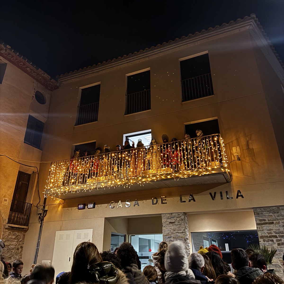 AdriaPinol's tweet photo. Visca la nit més màgica de l’any! 🫅👑🤴🏻#5deGener #Almoster #Reis2024 #Nadal2024 @almoster_cat 📍👏 https://t.co/5ErURtZxGz