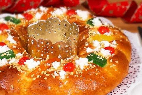 ElisaLePrettre's tweet photo. Pour tirer les rois on mange des couronnes des rois POINT #TeamSO #chocolatine https://t.co/IJgzeoq5t4