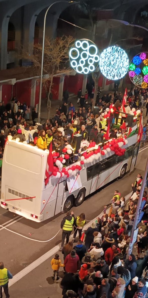 rayovallecanofp's tweet photo. Orgullosos de participar junto a @plataformaADRV representando a la afición rayista en la Cabalgata del barrio.
Contribuir a la difusión del Rayismo y sus valores es algo tan bello que no nos cansamos de hacerlo y a la vez se convierte en nuestro mejor regalo de Reyes. https://t.co/CadbeY7CK7
