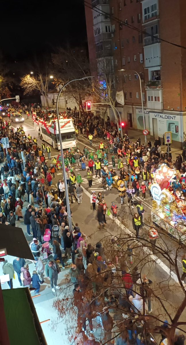 rayovallecanofp's tweet photo. Orgullosos de participar junto a @plataformaADRV representando a la afición rayista en la Cabalgata del barrio.
Contribuir a la difusión del Rayismo y sus valores es algo tan bello que no nos cansamos de hacerlo y a la vez se convierte en nuestro mejor regalo de Reyes. https://t.co/CadbeY7CK7