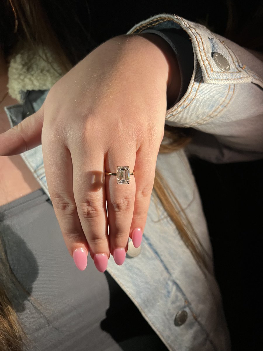 kalliers_'s tweet photo. OH YEAH forgot to tell twitter but I’m engaged 🤪 https://t.co/UeidkOF4yI