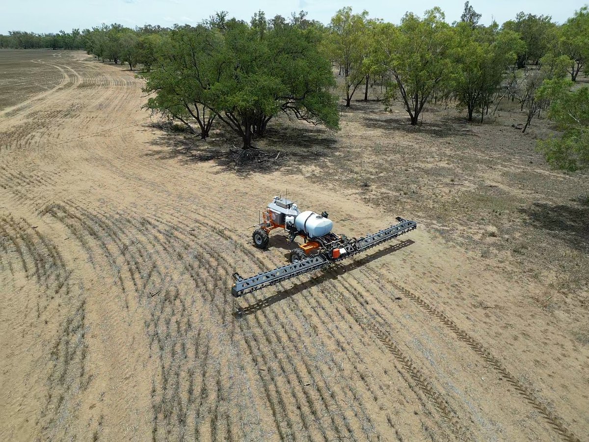 Another robot from <a href="/SwarmFarm/">SwarmFarm Robotics</a> set up at Surat, QLD. This 12m sprayer from #RBE <a href="/Dazras84/">Darren Rasmussen</a> comes with a 1500L tank and radar height control to handle uneven ground.