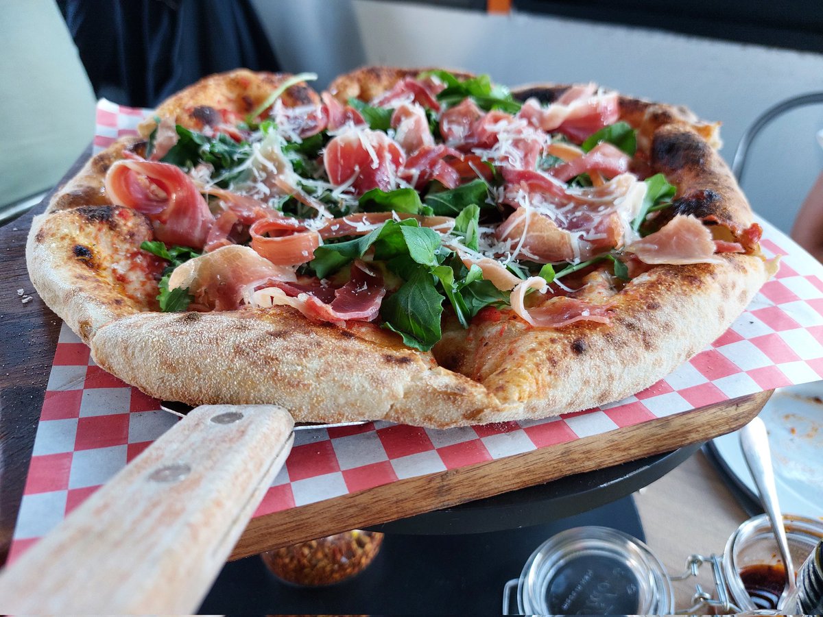 NomadicBackpac1's tweet photo. Pizza Loyal in Mexico City with #MissCDMX #YUMMI https://t.co/MNdOxY2ejN
