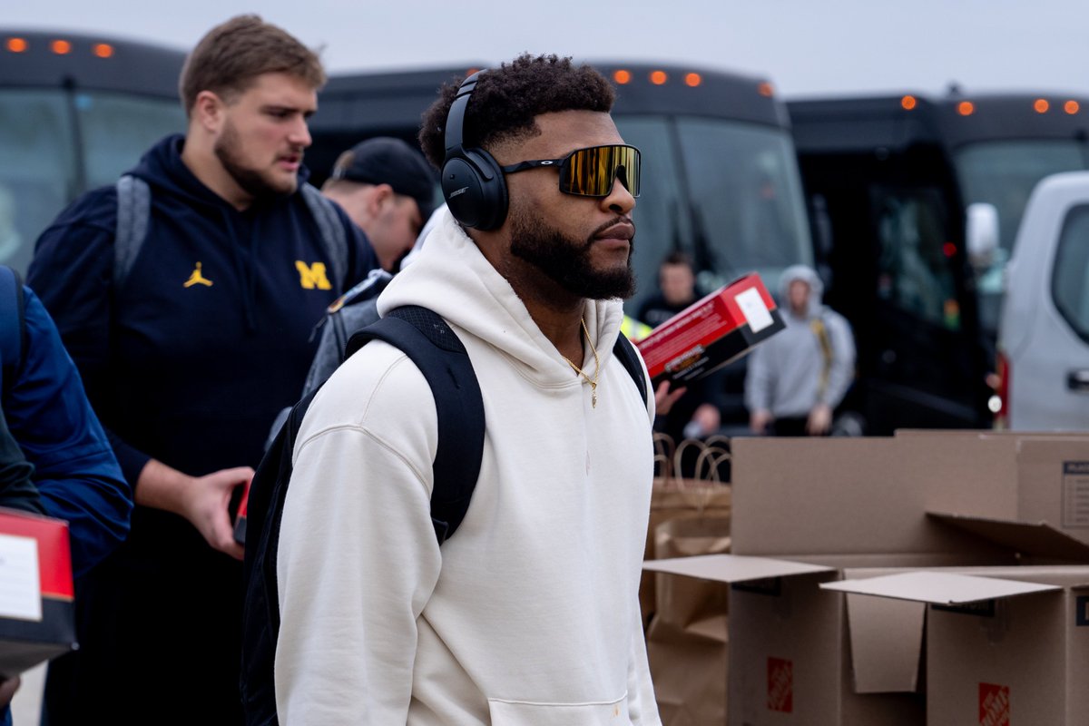UMichFootball's tweet photo. Texas two-stepping our way to Houston

#GoBlue https://t.co/ko48FqVnx9