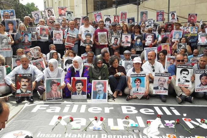 Faili devlet,göz altında kaybedilen kürd çocukları,
Anneler çocuklarında geriye kalan kemiklerini barbar katil devleten istiyorlar
#BenimAnnemCumartesi980Hafta
#DayîkenŞemîyen