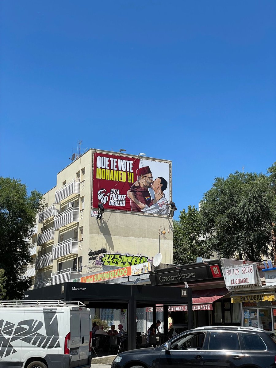 TalebSahara's tweet photo. Los carteles del @frenteobreroesp nunca defraudan. 

Mohamed VI vuelve a ser protagonista junto a su fiel sirviente Pedro Sánchez. https://t.co/TgC5uHuvfs
