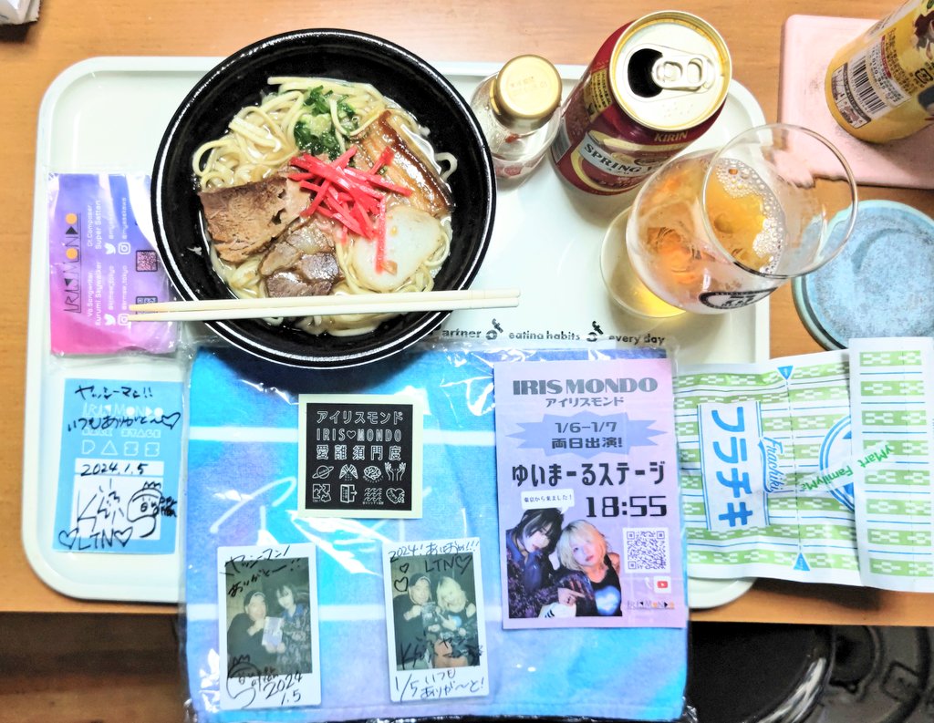 Yasshiman_Plus's tweet photo. 今夜はIRIS MONDOのライブの特典会で購入したもの(ツーショットチェキ含む)を眺めながらファミマで買った「肉盛り沖縄そば、スパイシーチキン」を🍺ビールを呑みながら頂きました😋
#アイリスモンド
#HUMANSTAGE https://t.co/M073W1UoTJ