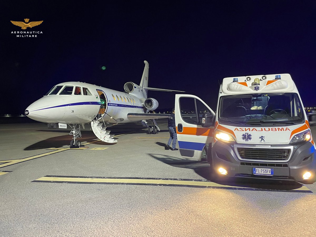 ItalianAirForce's tweet photo. Si è da poco concluso un #trasportosanitariourgente di una bimba di 6 anni in imminente pericolo di vita. La piccola, trasportata da Messina a Genova con un Falco 50 del 31° Stormo dell'#AeronauticaMilitare, è stata affidata alle cure dei sanitari dell'@OspedaleGaslini. https://t.co/lzbaBeDiVT