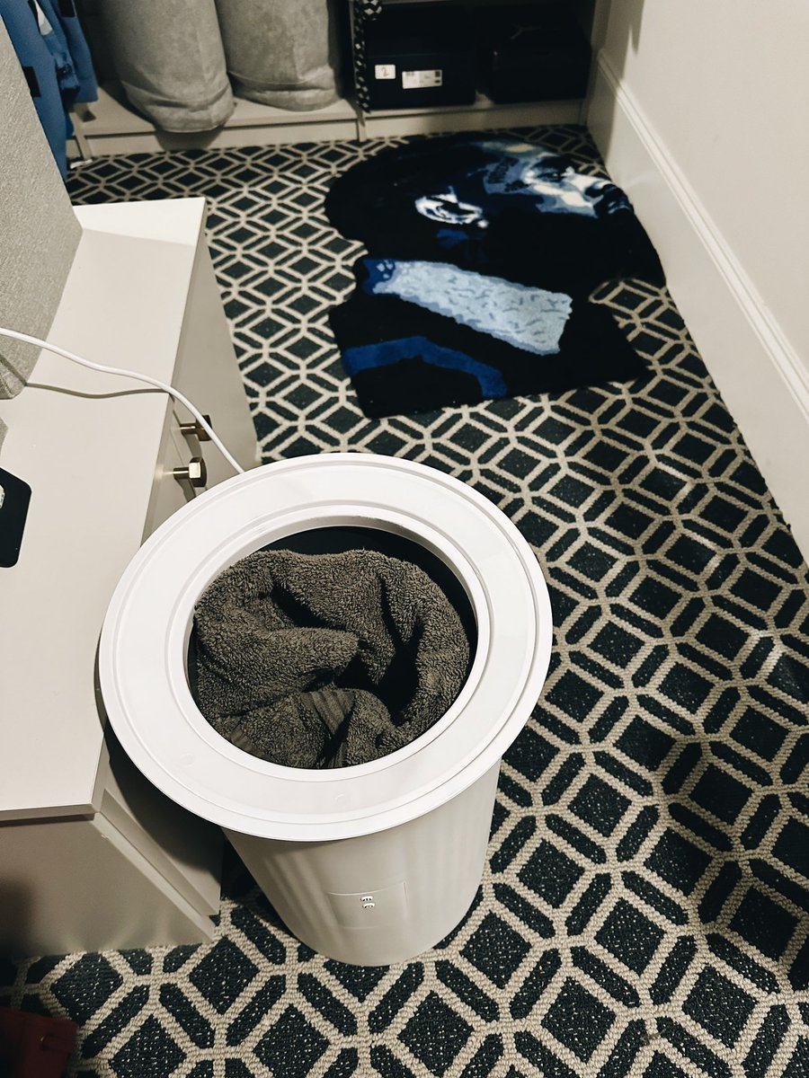 Chrissssjohnson's tweet photo. Bruh, go get a towel warmer ASAP!

Hoping out the shower to a super warm towel is ELITE. https://t.co/RJBUstt8F9