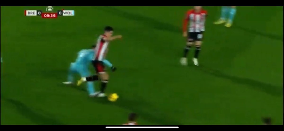 MrR1g4t's tweet photo. Mr Webb any chance of explaining how one is a red card and the other isn’t ? 

@FA_PGMOL 
#WWFC 
#Corrupt https://t.co/6NjSewDm1S