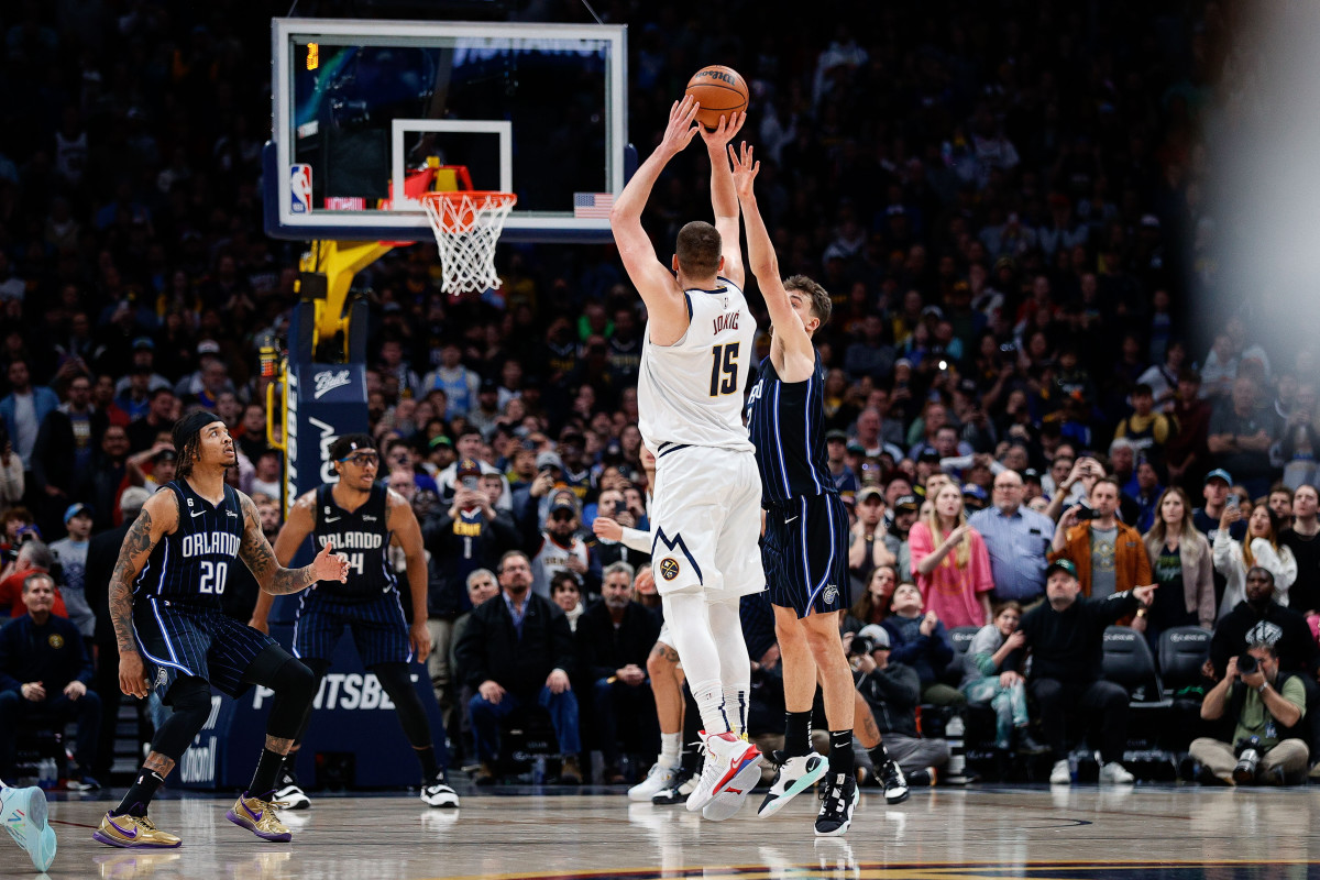 AJenningsX's tweet photo. What Buzzer beater was better?

Jokić last night buzzer beater 
Jimmy butlers iconic buzzer beater https://t.co/GcvBONv6ce