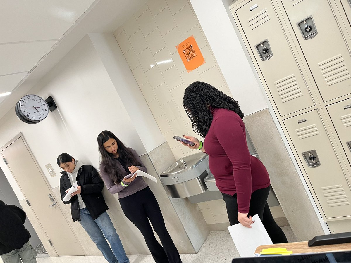 drk_sturdivant's tweet photo. People often ask me “What are you doing at Bard?” We have amazing faculty who challenge our students to be amazing. Thank you Dr. Butler!!! @BHSEC_DC @dcpublicschools #TheBuildingIsAClassroom #Gallerywalk https://t.co/3On0l4gPUL