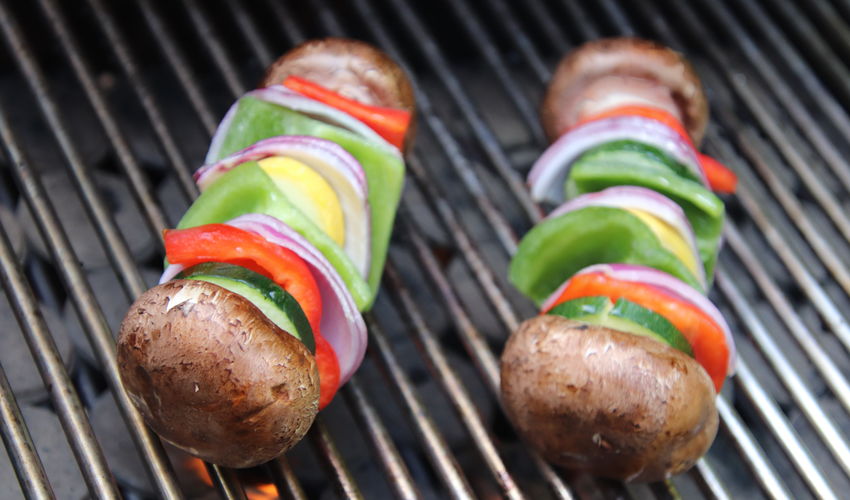 If your New Year's resolution is to eat healthier, try these Campfire Vegetable Kabobs! They're the perfect healthy side dish for your campground meal. 🫑🧅🌶️ gorving.com/tips-inspirati… #FoodieFriday #GORVING