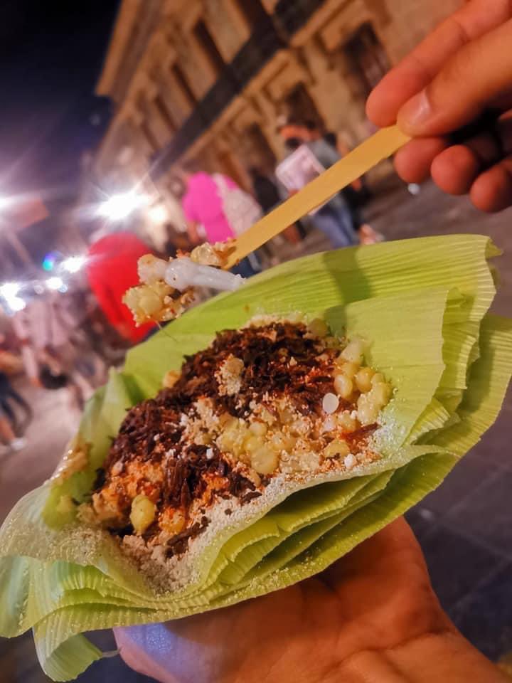 CentralQNoticia's tweet photo. 🌽😋 Que tal una deliciosa e innovadora #Rosca de #Esquite  

Si lo tuyo no es el pan, disfruta de esta deliciosa rosca de reyes con sus #Tostitos, #Elote, quesito y salsa; en su hoja de Totomoztle, para darle todo el toque #Oaxaqueño. 

Nada más cuidado no te vaya a salir el niñito, pedidos con nuestro amigo “El Chuy”
 
#CentralQNoticias #Oaxaca #Noticias
https://t.co/YZa7OI9OXh