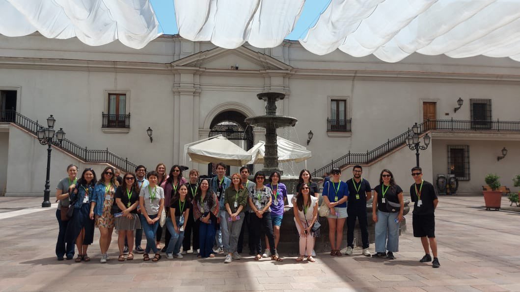chileartesanias's tweet photo. Hoy nos hicieron un tour por el Palacio de La Moneda 🙌 

Una tremenda oportunidad patrimonial donde compartimos como equipo ✨🇨🇱 https://t.co/07Hh7X66S4