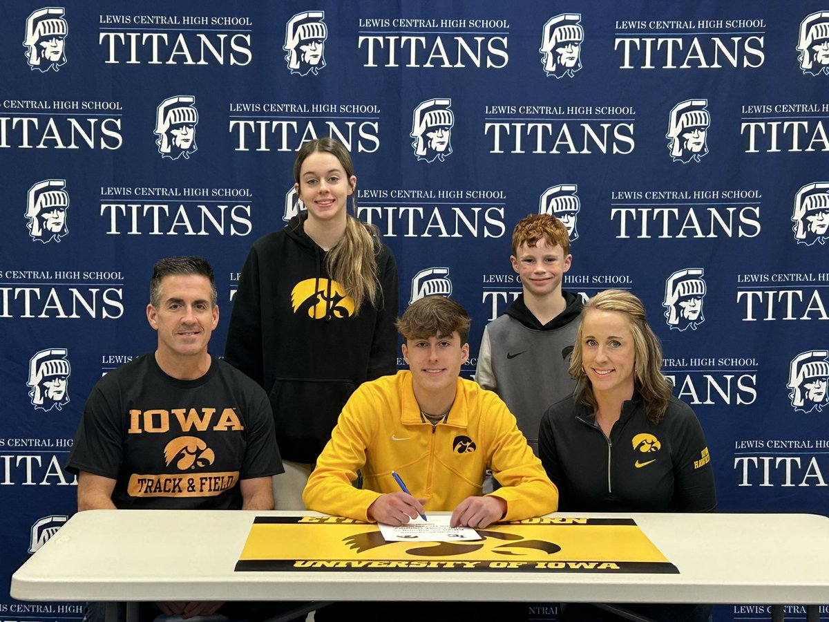 Lewis Central Boys XC tweet media