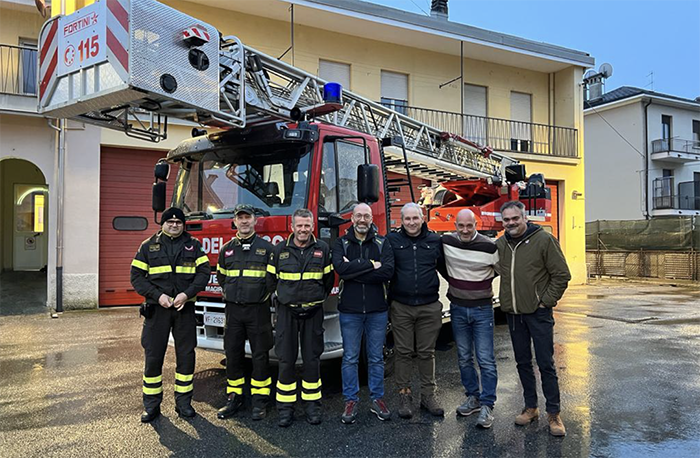 News24Piemonte's tweet photo. L’autoscala dei Vvf in dotazione all’Ossola è tornata. Panza: Promessa mantenuta https://t.co/wK9d1DBYLp https://t.co/ouGIg14Ml4