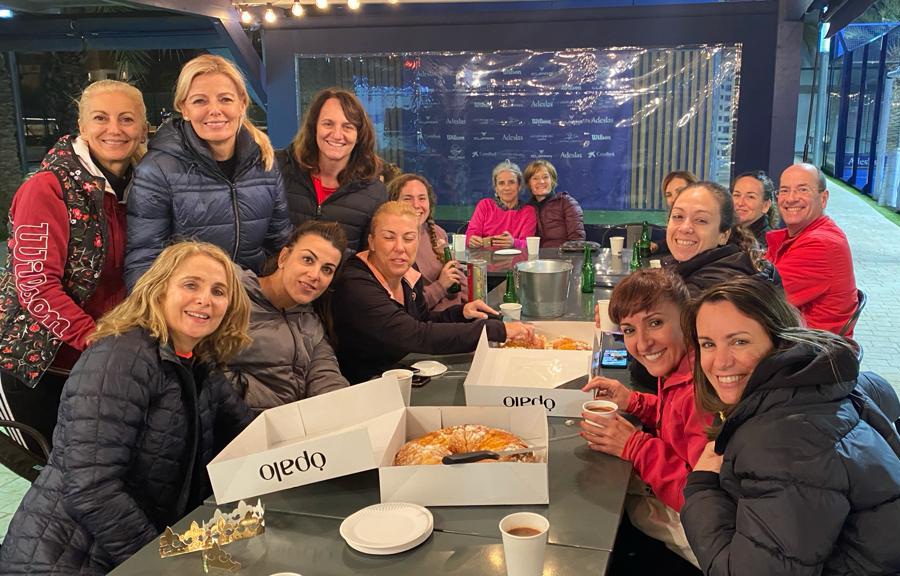 Tradiciones que unen todavía más a nuestro equipo de padel. La cata anual de #RoscondeReyes tampoco podía faltar este año en #BelaPadelcenter de Alicante.