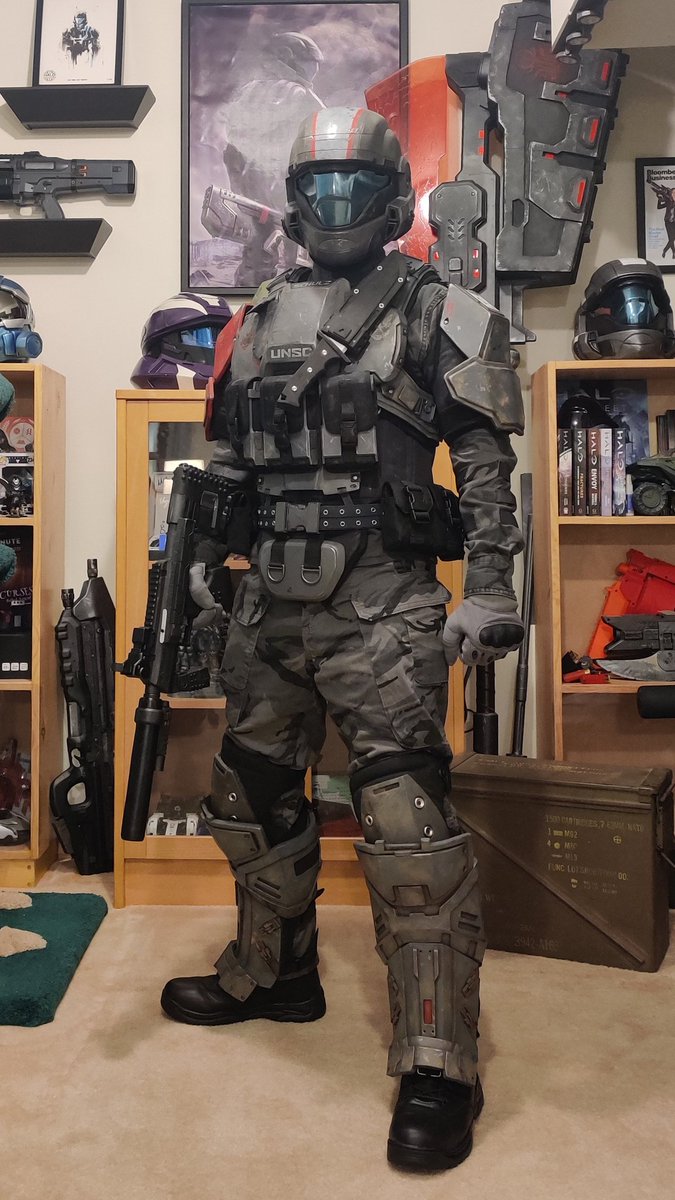 LostVikingProps's tweet image. Traded out my hip plates for pouches. The extra utility and mobility is definitely worth the trade-off.