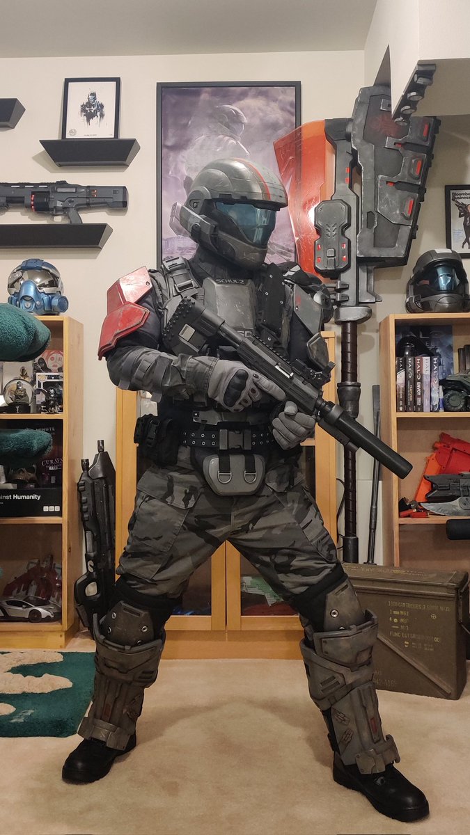 LostVikingProps's tweet image. Traded out my hip plates for pouches. The extra utility and mobility is definitely worth the trade-off.