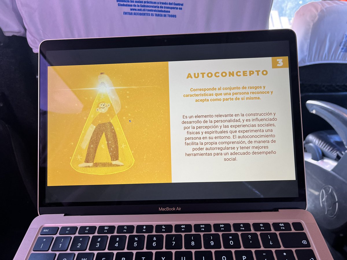 En el 🚍 reviso por última vez la increíble guía que ilustró @Esporascicomm para <a href="/ciencias_chile/">Centro de Comunicación de las Ciencias</a> <a href="/unescoUR/">Cátedra Unesco</a> <a href="/uautonomachile/">UA</a> 🧘

No se pierdan el lanzamiento con <a href="/paloma_avila/">Paloma Ávila</a> , el autor Iván Bórquez y la ilustradora <a href="/FancyGuiselle/">Fancy</a> . Estará buenísimo 🤩

🗓️ 11 enero
⏰ 12.00 hrs