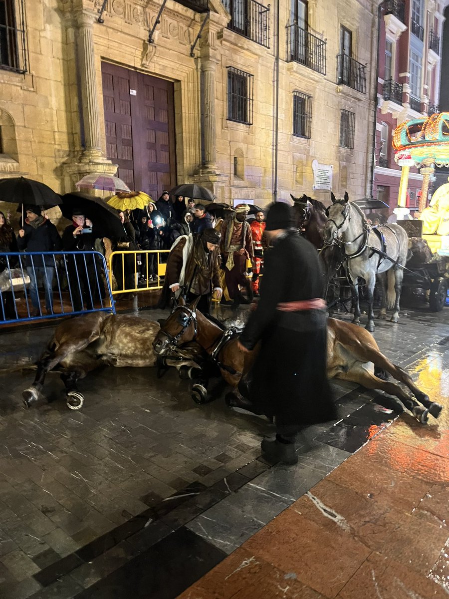 ❗ Fotos de la cabalgata de reyes en Oviedo hoy.

Cada vez son más los ayuntamientos que apuestan por mantener las tradiciones pero no a cualquier precio. Lo hacen desde el respeto a las sensibilidades actuales.

Otros se obcecan en el anquilosamiento.

📸 <a href="/ladydianalreves/">❗</a>