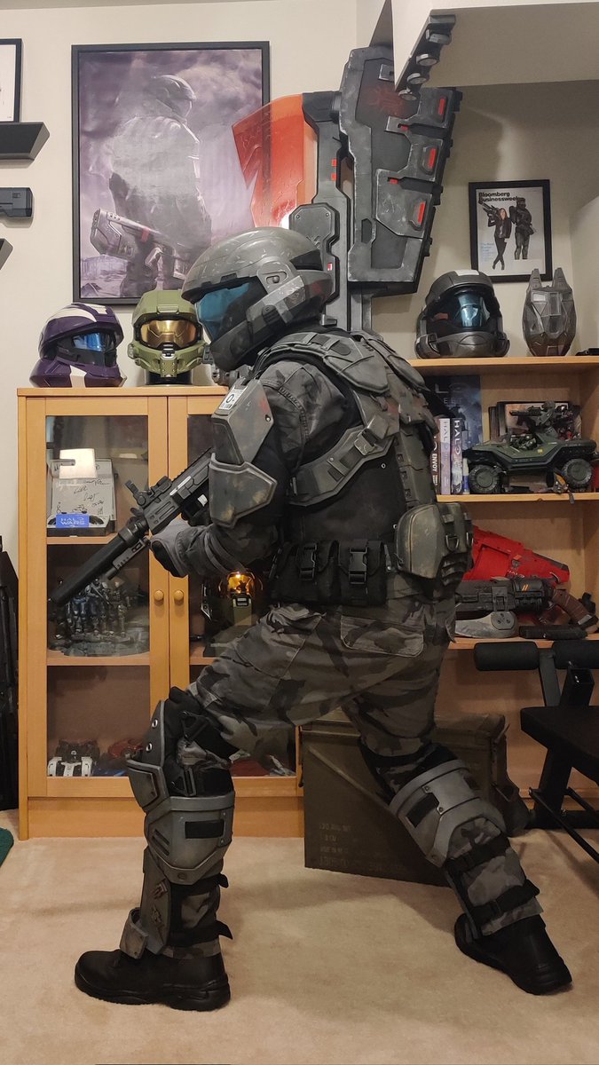 LostVikingProps's tweet image. Traded out my hip plates for pouches. The extra utility and mobility is definitely worth the trade-off.