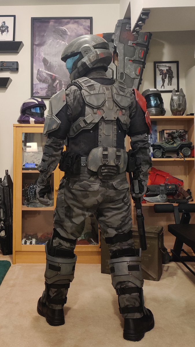 LostVikingProps's tweet image. Traded out my hip plates for pouches. The extra utility and mobility is definitely worth the trade-off.