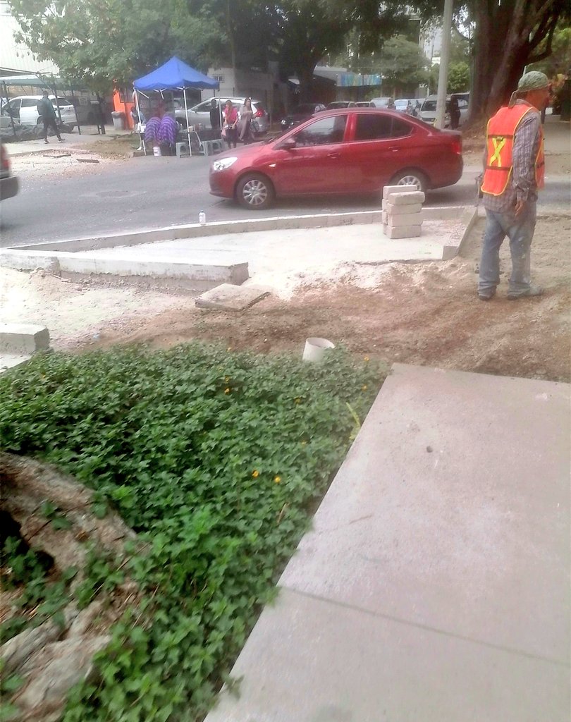 JavyPAGdl's tweet photo. Para lo qué le sirve al @GuadalajaraGob  agrandar esquinas, para poner puestos ambulantes y los inspectores pasen por su cuota, de $500.00 por semana, en Ottawa y Valparaíso este puesto ya se adueño de la calle y la banqueta "ampliada", @FcoRmzSalcido @felixgastelum1. https://t.co/J1oatMwpl4