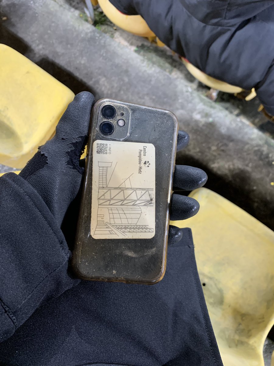 Les gars il vient de m’arriver une dinguerie. Sur le but de Sane, y a littéralement un téléphone qui est tombé du ciel jusqu’à mes pieds 😭
RT pour retrouver le propriétaire SVP 
#FCMCF63