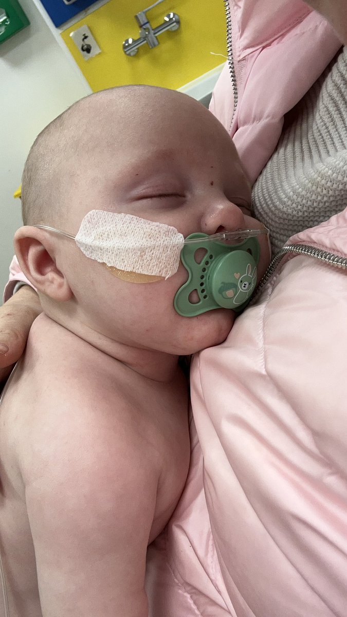 clare_xox's tweet photo. RSV Awareness - do not kiss, hold, touch a baby that isn’t yours without permission.
These pics are pre ventilation in PICU. RSV with bronch kills babies and their health is so much more important than you wanting to ‘love’ them :( https://t.co/Y6bcxT7WRA