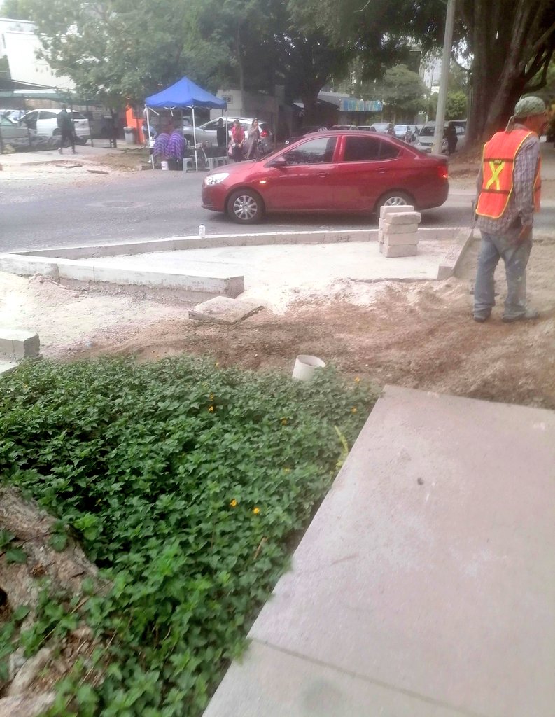 JavyPAGdl's tweet photo. Para lo qué le sirve al @GuadalajaraGob  agrandar esquinas, para poner puestos ambulantes y los inspectores pasen por su cuota, de $500.00 por semana, en Ottawa y Valparaíso este puesto ya se adueño de la calle y la banqueta "ampliada", @FcoRmzSalcido @felixgastelum1. https://t.co/J1oatMwpl4