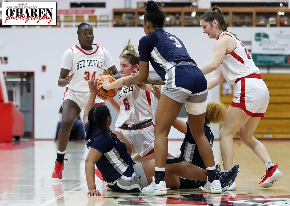 moharenphoto's tweet photo. .@DickinsonColWBB dominates with a 58-29 victory against @Hood_wbb Sunday afternoon at the Kline Athletic Center in Carlisle, PA. #RedDevils #GoRedDevils #DSonRedDevils #AlwaysWearinTheRed #RedDevilTakeover #ForksUp #FIGHT #RISE #AllDevilsRise #DsonProud #RollDevs #RedDevilNation https://t.co/fyBoz5AieL