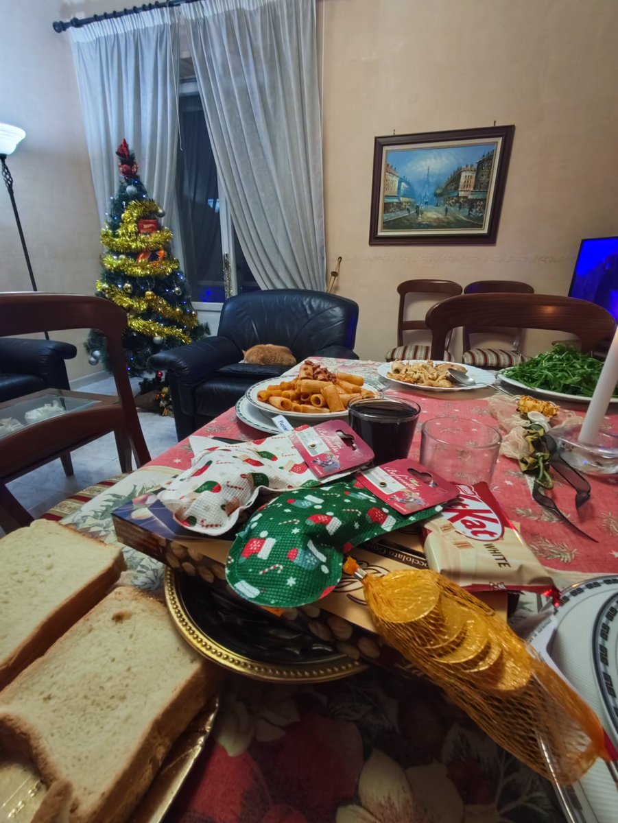 protani_laura's tweet image. BUONA CENA I RIGATONI AL RAGÙ E POLLO!  HO MESSO LA CALZA PER LA BEFANA DOMANI ! 

#LABEFANA #EPIFANIA #CALZA