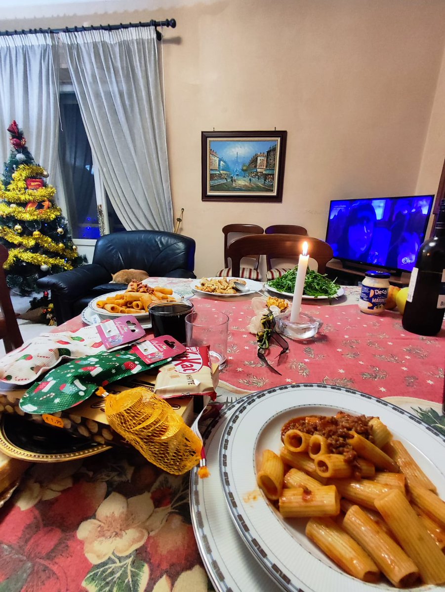 protani_laura's tweet image. BUONA CENA I RIGATONI AL RAGÙ E POLLO!  HO MESSO LA CALZA PER LA BEFANA DOMANI ! 

#LABEFANA #EPIFANIA #CALZA